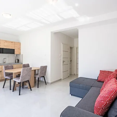 Sunny Pool By Interhome تروغير