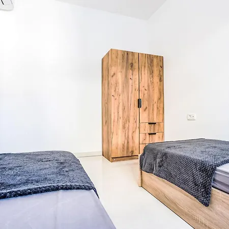 Sunny Pool By Interhome شقة